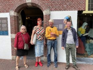 De excursie-gangers voor het Vermeermuseum