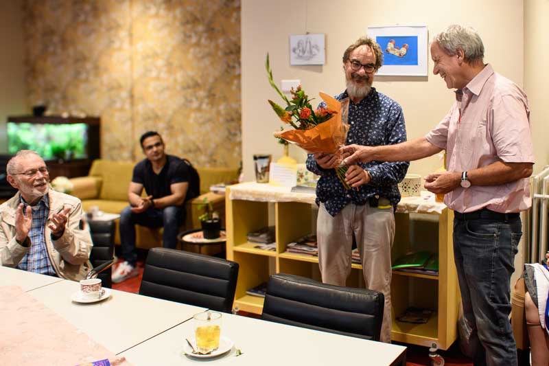 Foto: Stan van Adrichem krijgt bloemen